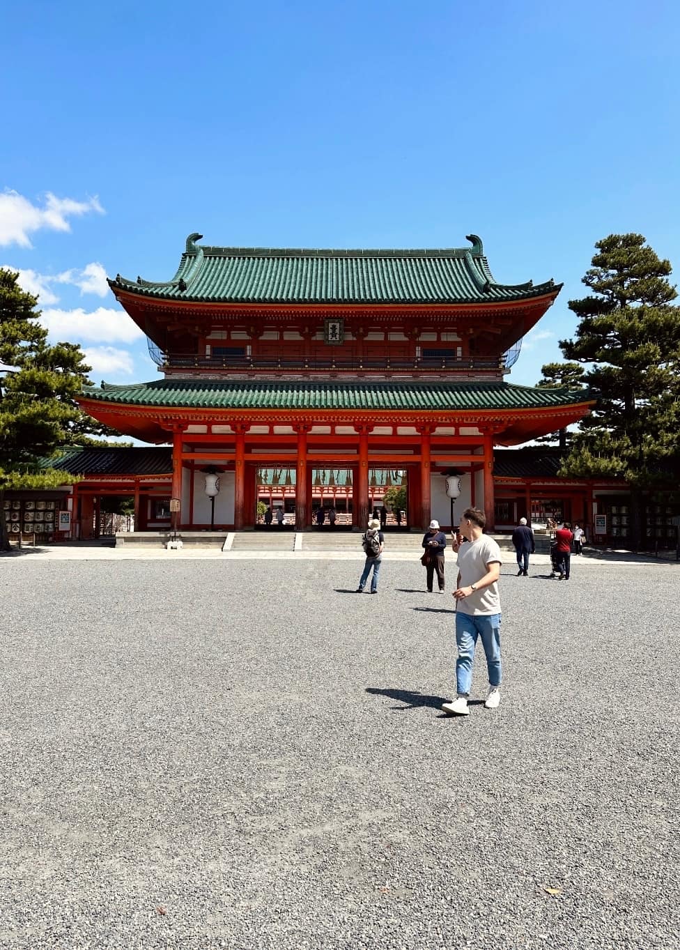 La porte Oten-mon vermillon du sanctuaire Heian-jingu à Kyoto