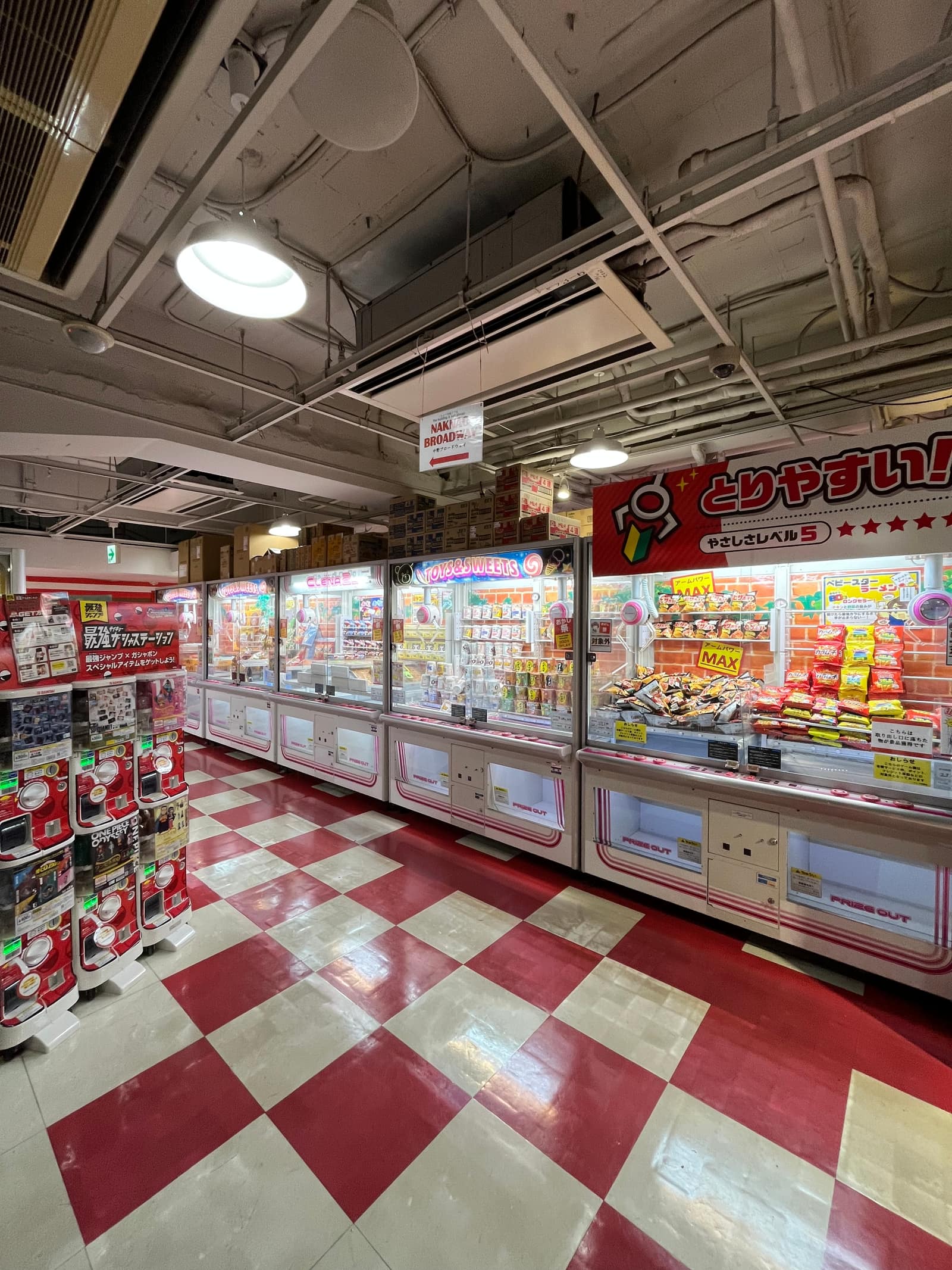 Machines à pince et jeux d’arcade dans le centre Nakano Broadway à Tokyo