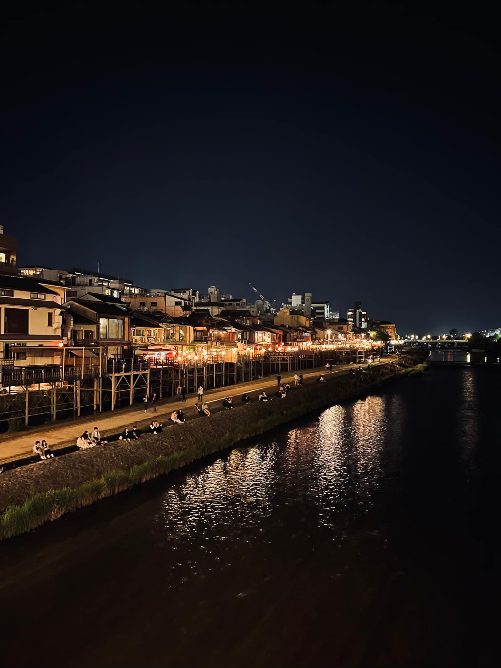 La ruelle de Pontocho illuminée le long de la rivière Kamo à Kyoto, la nuit