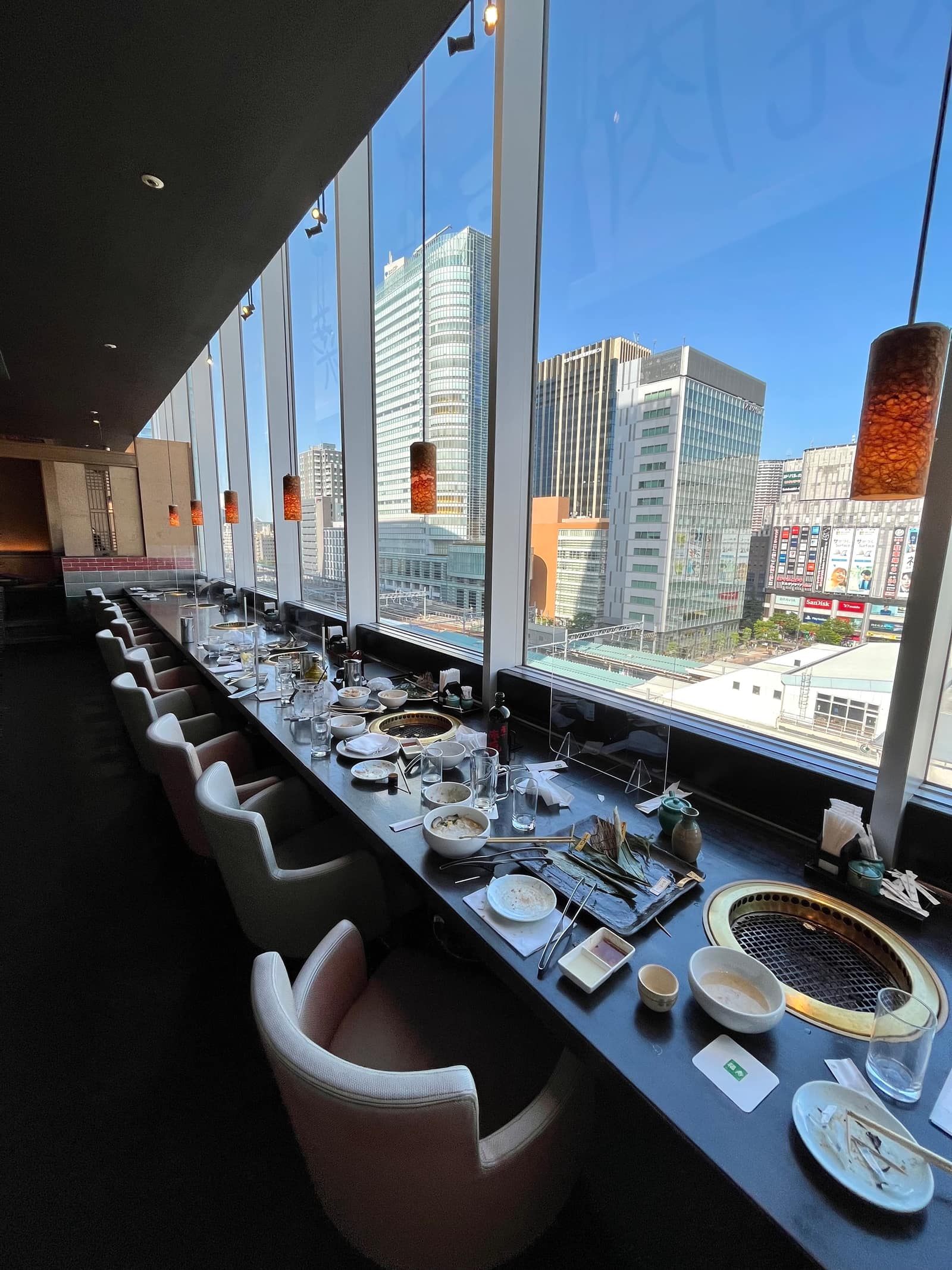Table de restaurant à Tokyo avec vue sur les gratte-ciel