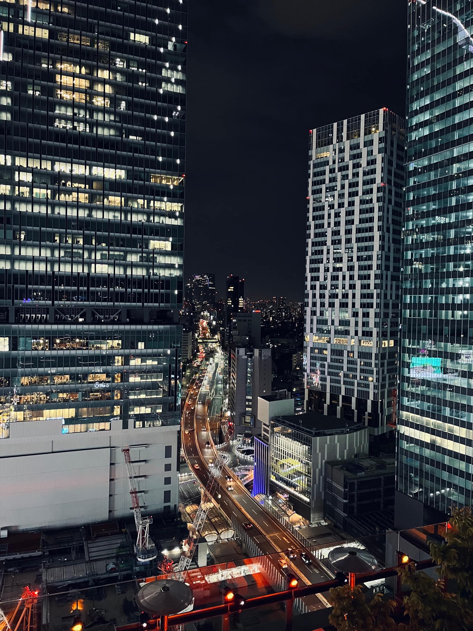 Les gratte-ciel de Tokyo illuminés au crépuscule
