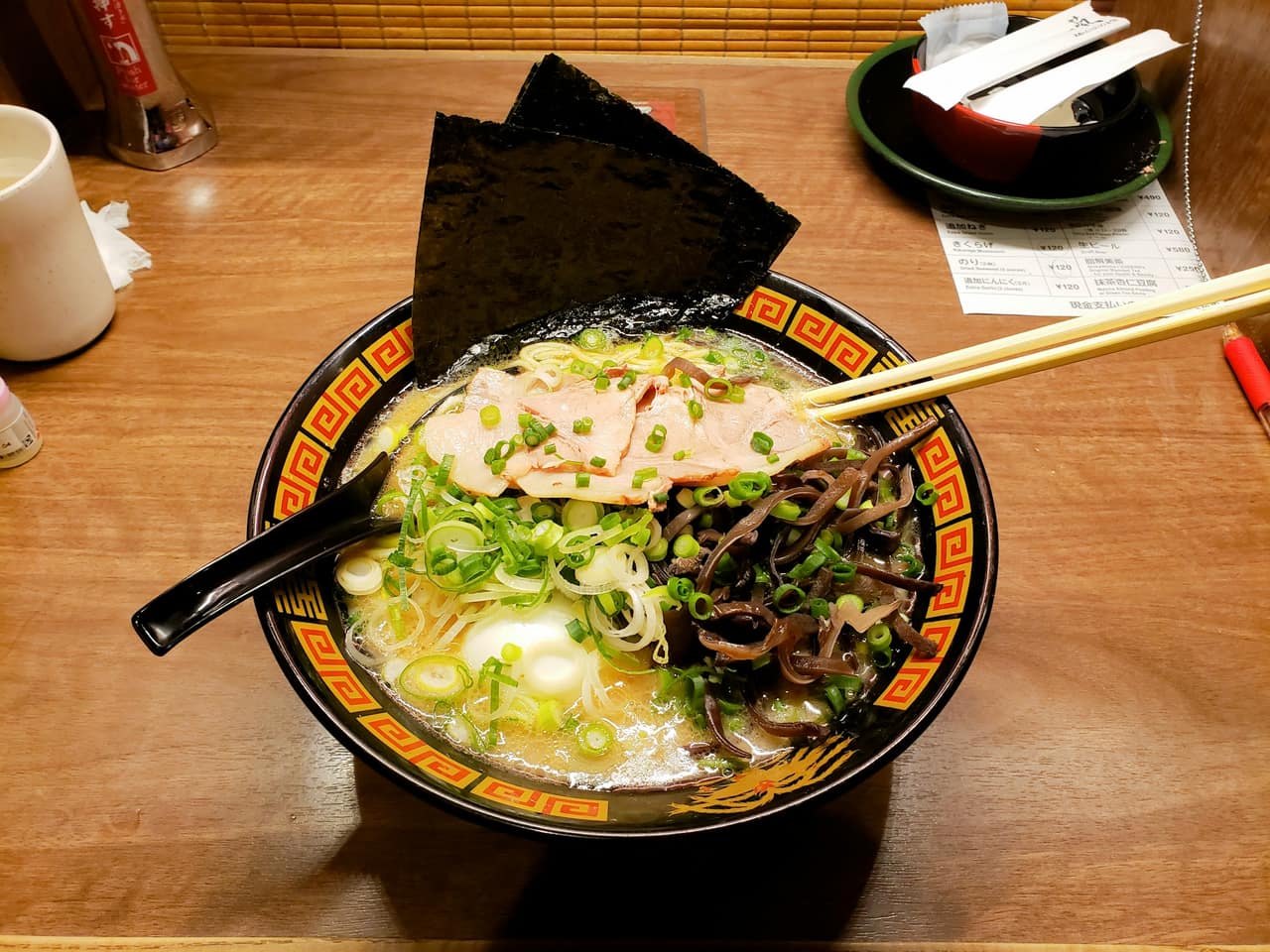 Bol de ramen japonais garni sur un comptoir en bois