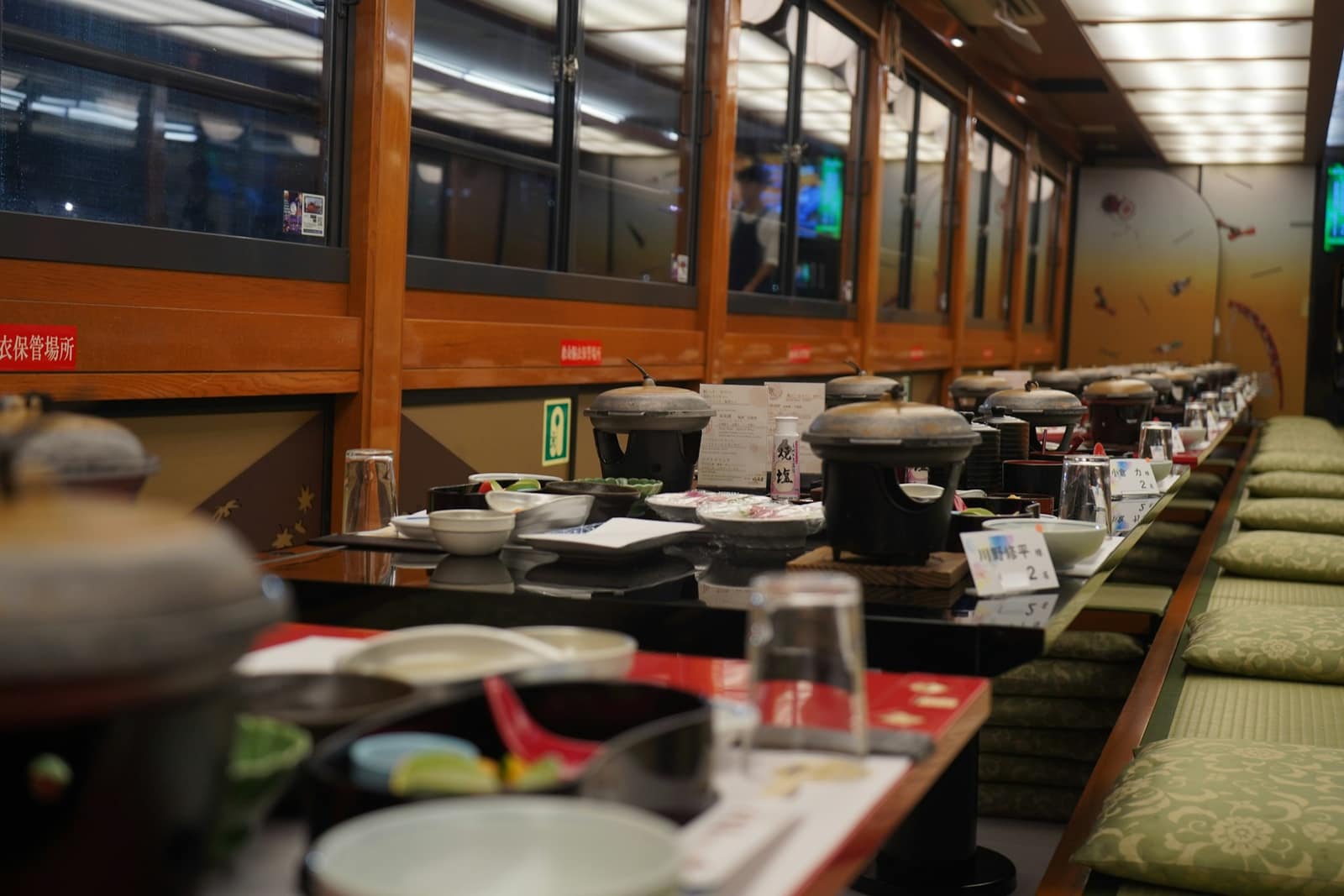 Assortiment de plats japonais posés sur une table en bois