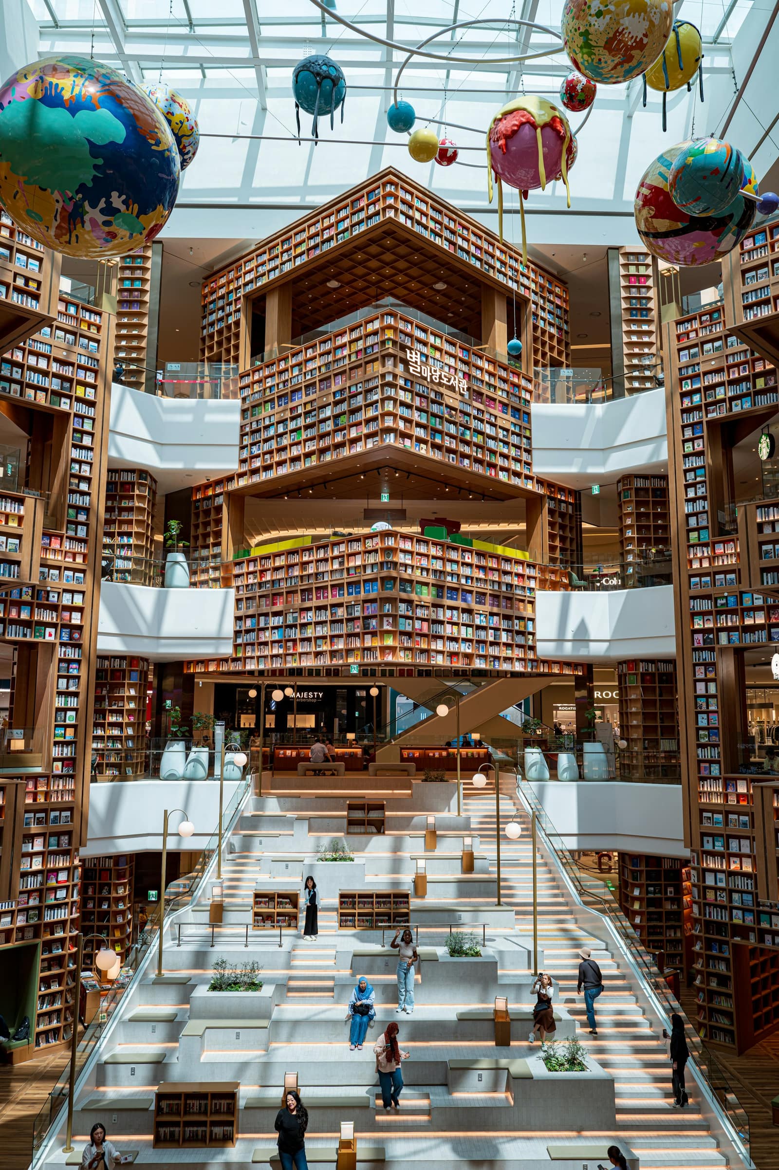 Grande bibliothèque remplie de livres en Corée du Sud