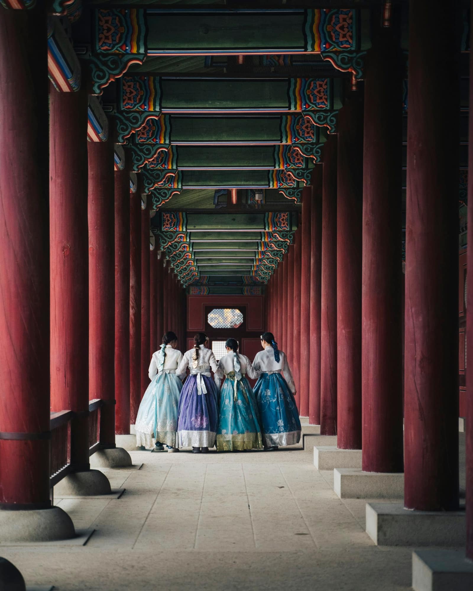 Visiteuses en hanbok dans un palais de Séoul en Corée du Sud