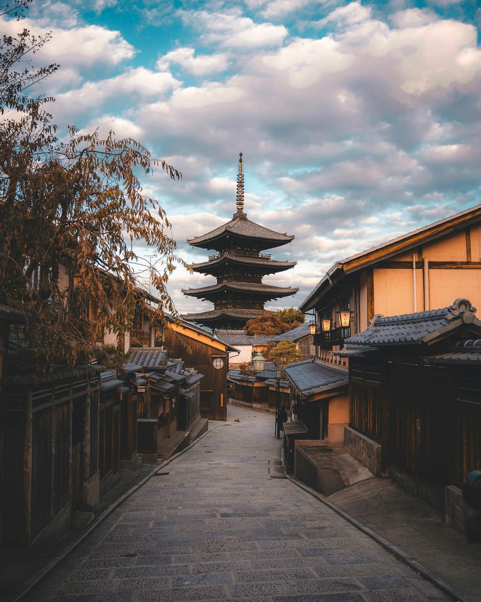 Rue de Kyoto dominée par la pagode Yasaka au Japon