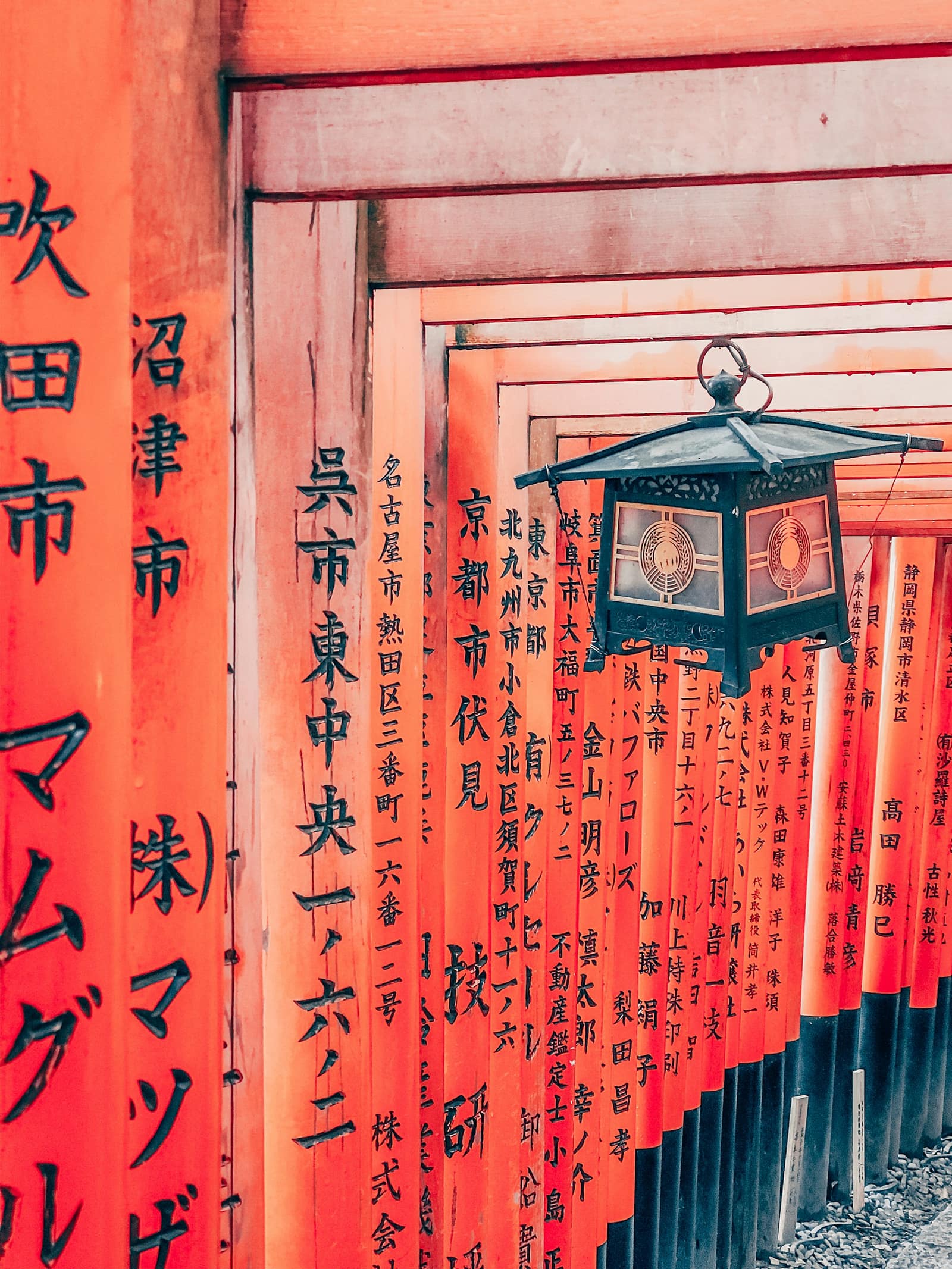 Lanterne et caractères japonais sur un portail vermillon