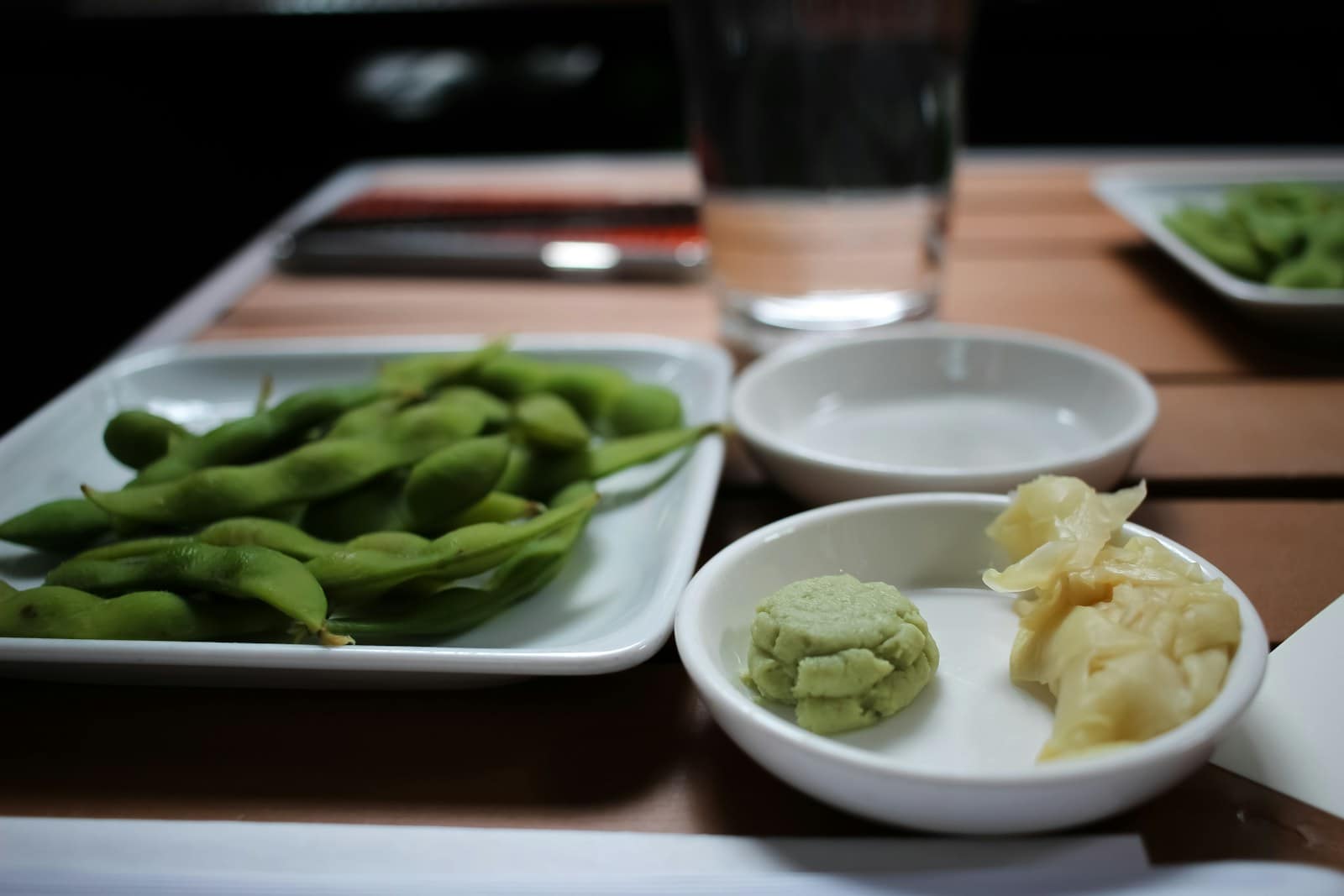 Edamame, fèves de soja dans leur cosse, servies en entrée