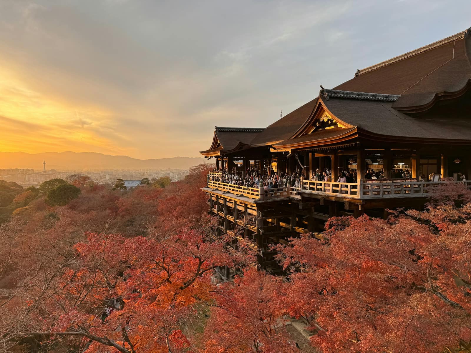 Le temple Kiyomizu-dera au-dessus de Kyoto au coucher du soleil, entouré d'érables rouges
