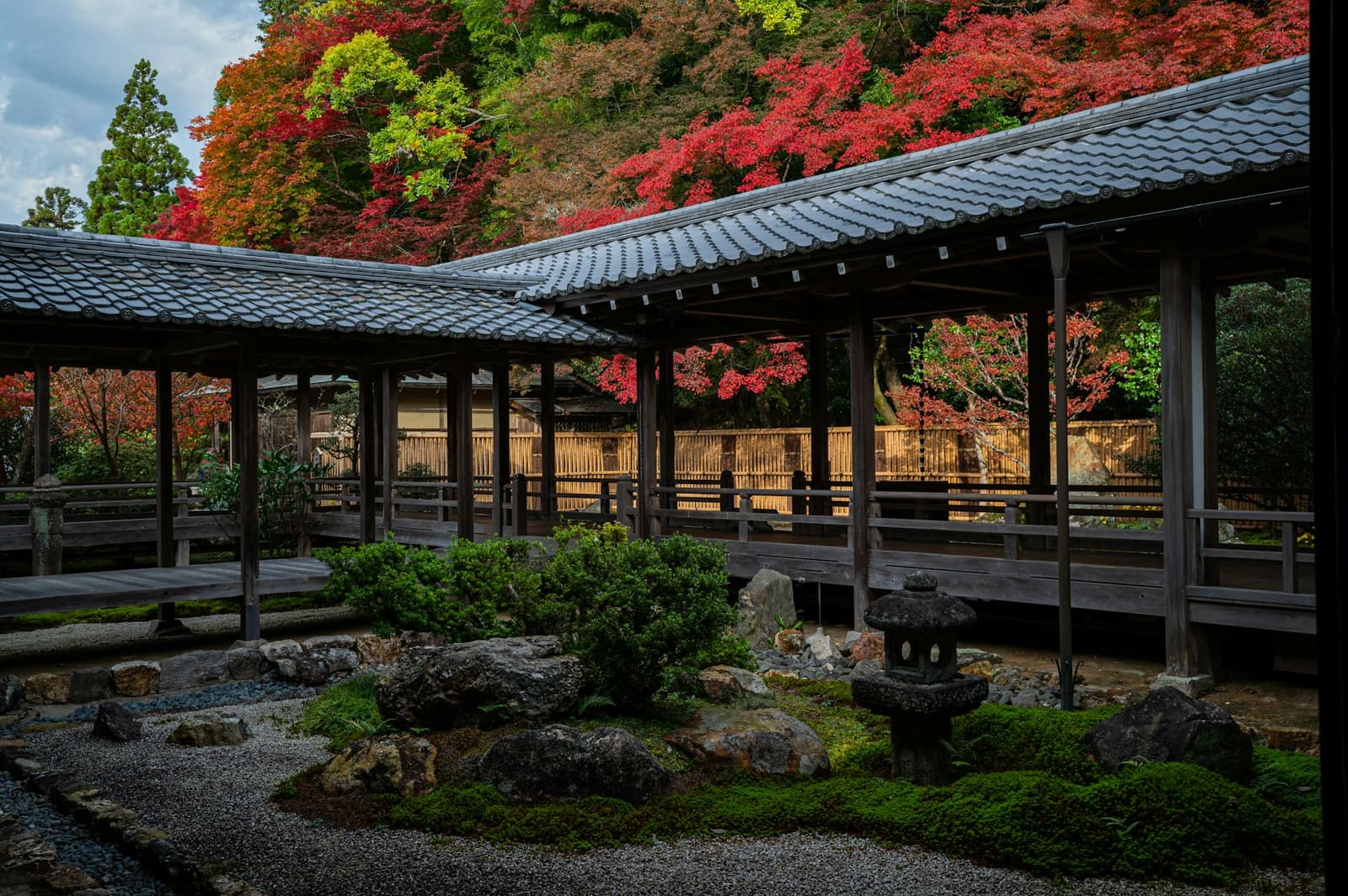 Passerelle en bois et jardin d'un temple japonais aux érables d'automne