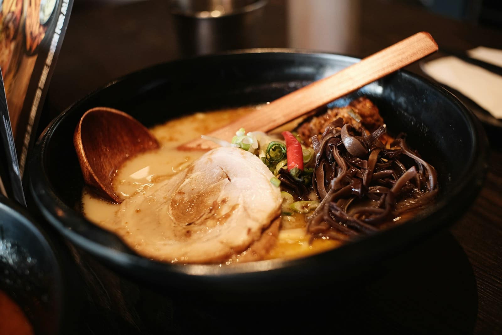 Bol de ramen japonais aux nouilles et au porc