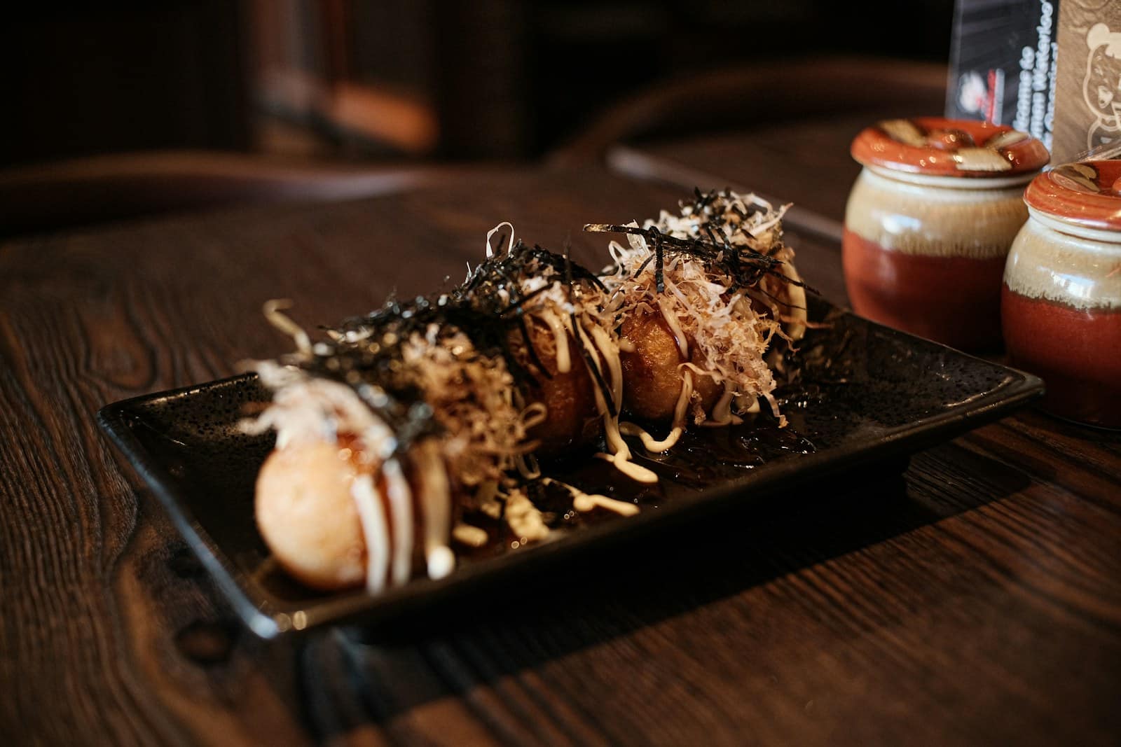 Takoyaki, boules de pâte au poulpe, sur une assiette