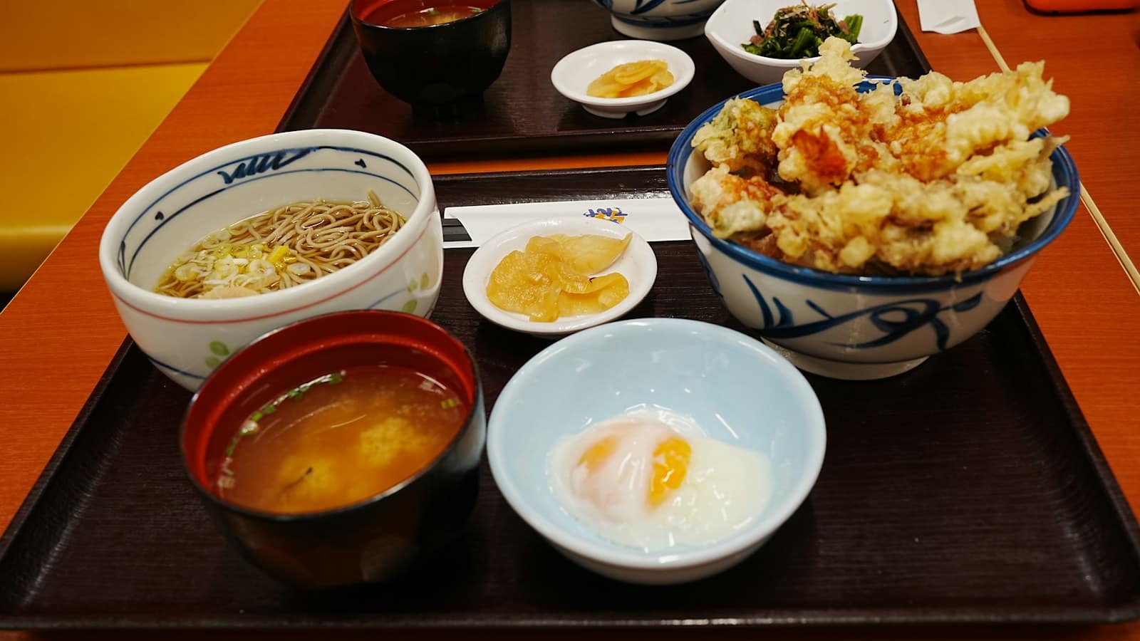 Plateau de teishoku japonais avec tempura, soba, soupe miso et accompagnements