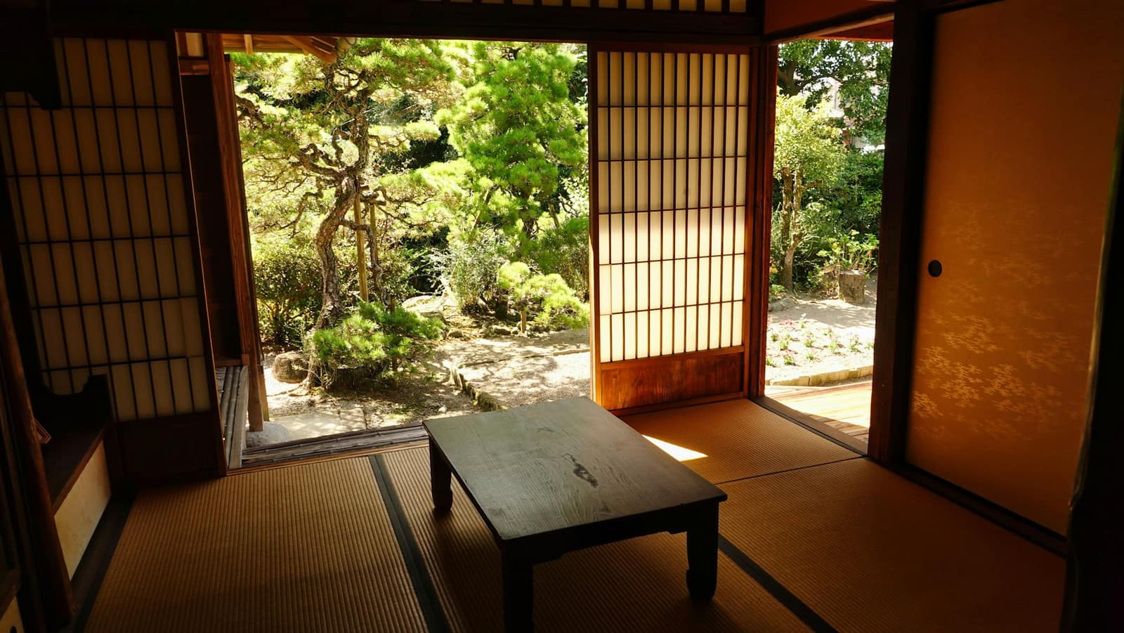 Chambre de ryokan en tatami avec table basse et cloisons en papier