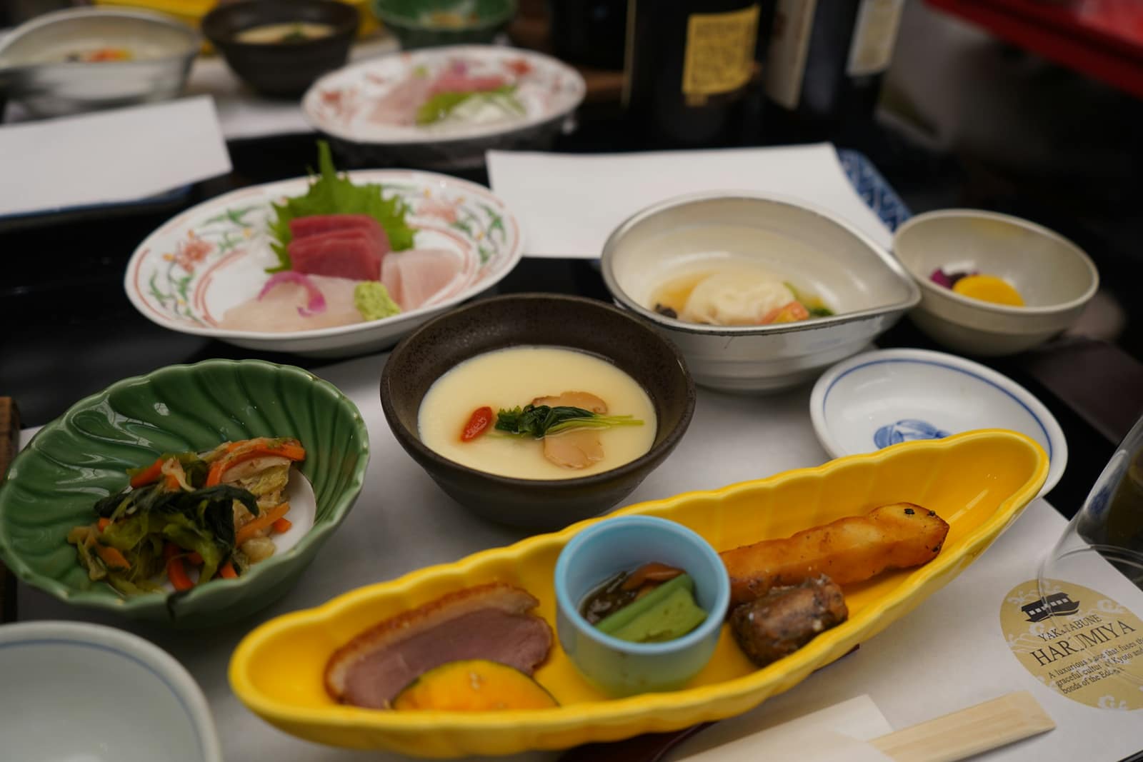 Dîner kaiseki d'un ryokan, plateau de petits plats de saison