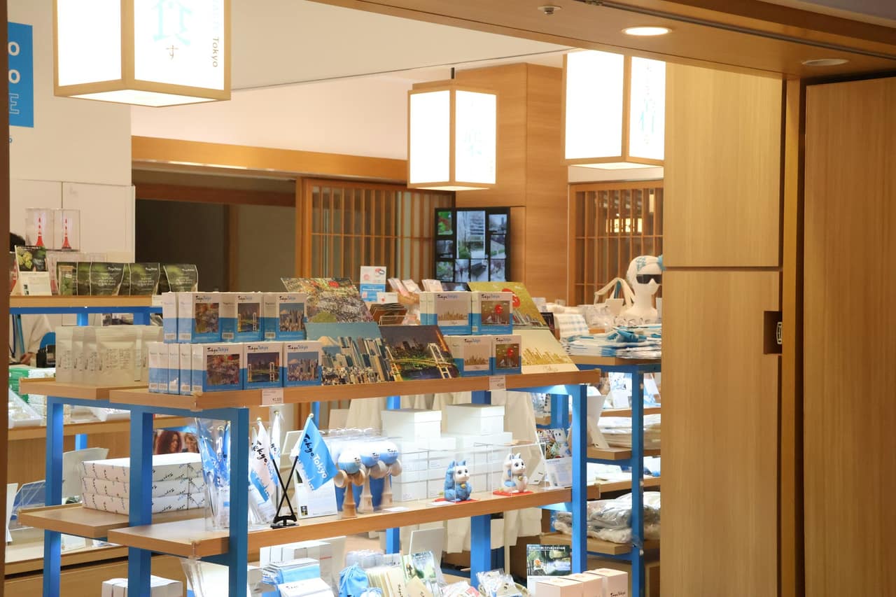 Rayons colorés d’une boutique de souvenirs à Tokyo