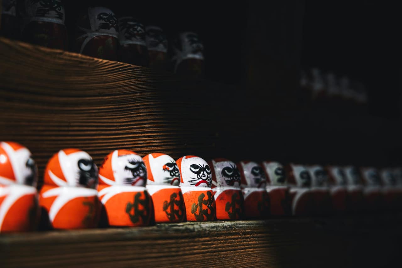 Rangée de daruma, souvenirs traditionnels japonais