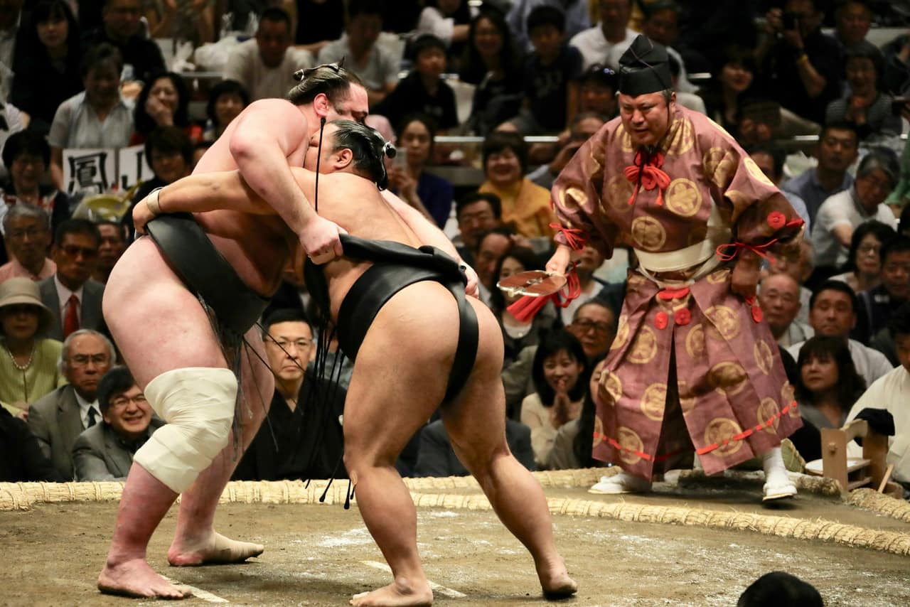 Lutteurs de sumo affrontant dans une arène au Japon