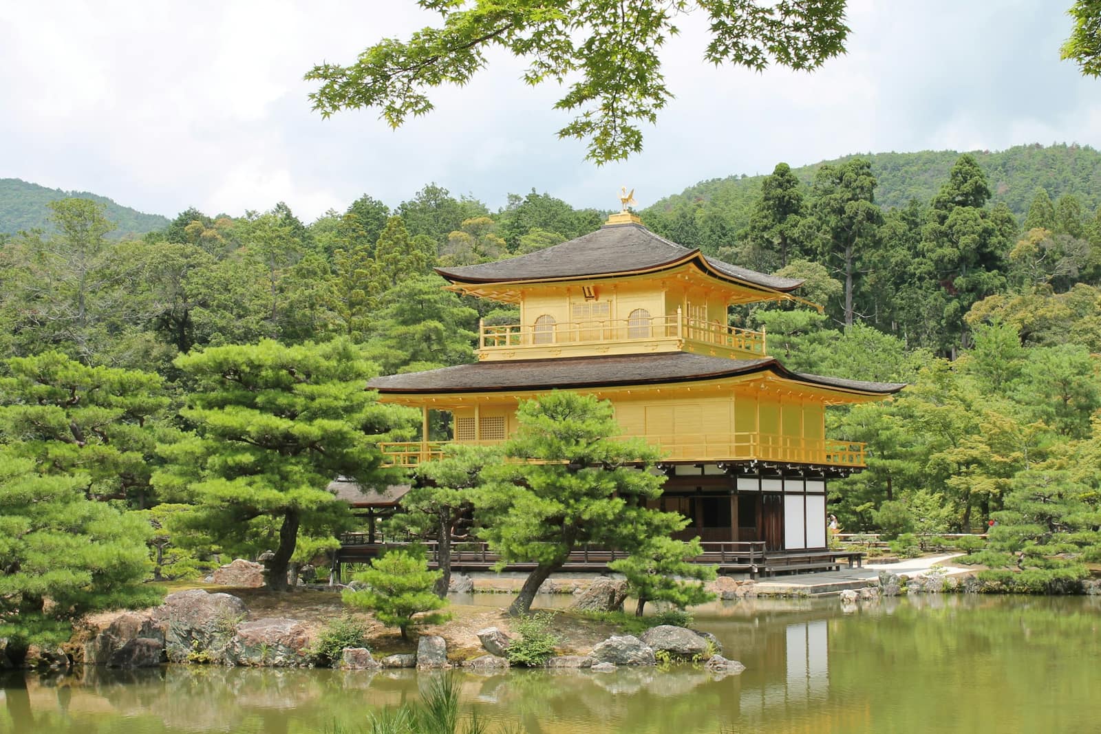 Le Pavillon d’Or dans son jardin, entouré de pins, à Kyoto
