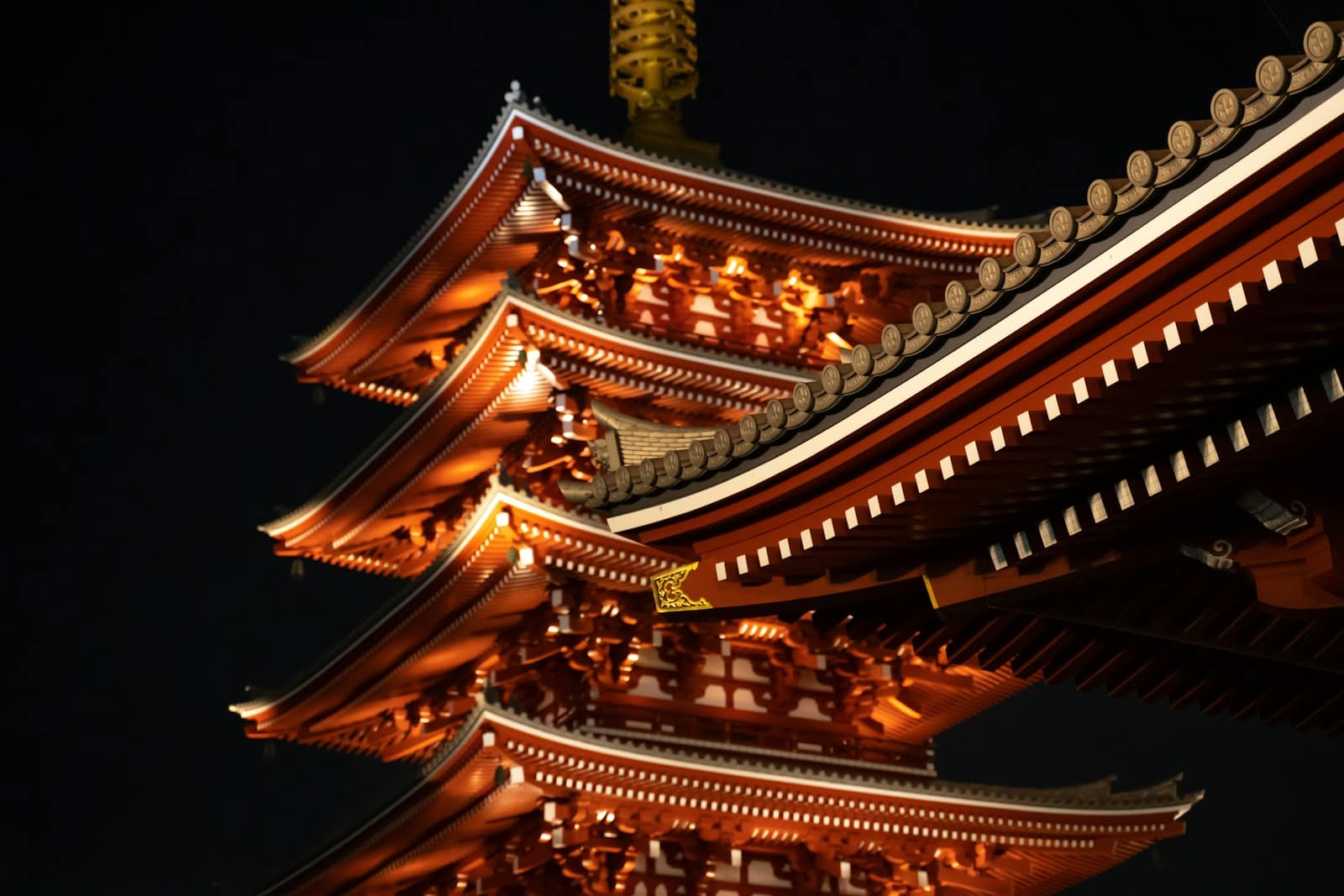 Pagode à cinq étages du Senso-ji illuminée la nuit à Asakusa