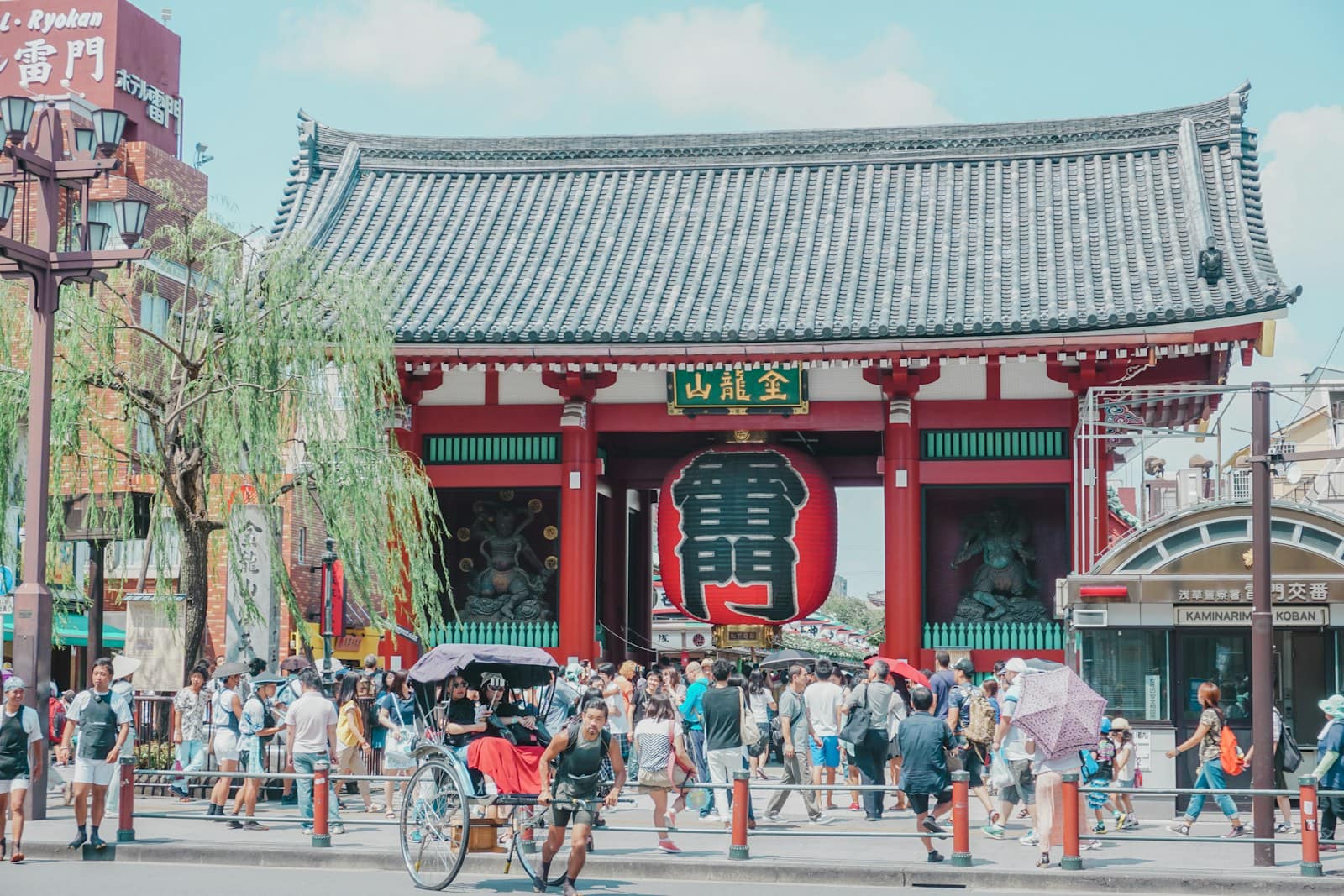 Grande lanterne rouge de Kaminarimon à l’entrée du Senso-ji